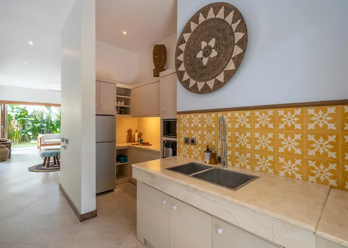 Puri Aman - Unique & Lush 3br Pool - Next To Gigi Susu & Walk To Villa *