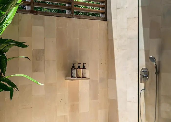 Puri Aman - Unique & Lush 3br Pool - Next To Gigi Susu & Walk To Villa
